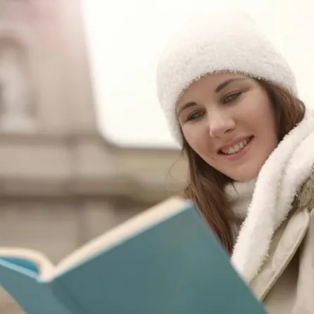 فتاة تقرأ كتاباً ممتعاً   