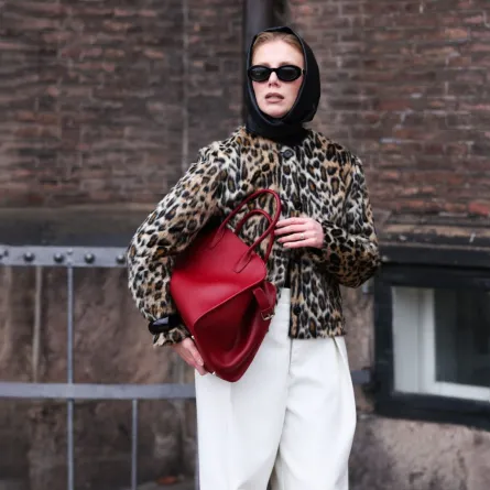 السترة المطبعة مع سروال سميك أبيض -الصورة من Launchmetrics/Spotlight ©