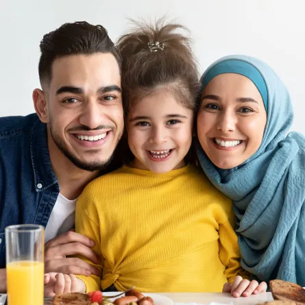 صورة أسرة عربية سعيدة