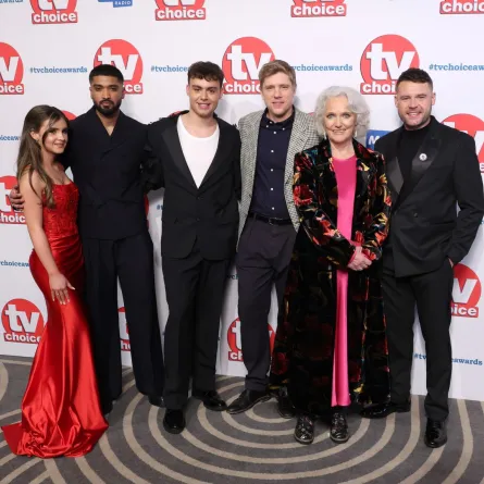 أميليا فلانغان Amelia Flanagan، شيبز ميا Shebz Miah، برادلي ريتشز Bradley Riches، رايان هاولي Ryan Hawley، لويز جيمسون Louise Jameson، وداني ميلر Danny Miller في حفل توزيع جوائز اختيار التلفزيون. مصدر الصورة: Mike Marsland/WireImage