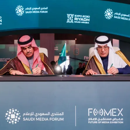 طلال المري، الرئيس التنفيذي لشركة إكسبو 2030 الرياض، ومحمد الحارثي، رئيس المنتدى السعودي للإعلام ورئيس اتحاد إذاعات الدول العربية خلال توقيع الاتفاق