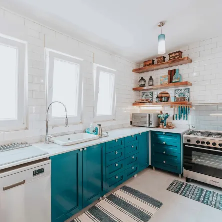 مطبخ منزلي مع ملاحظة نظافة السقف