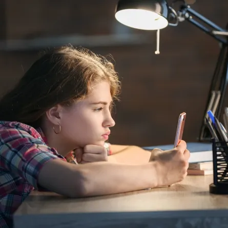 صورة لمراهقة وسهرة مع الجوال