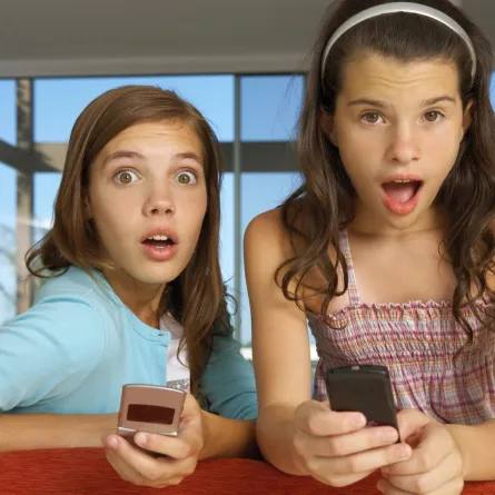 صورة مراهقتين منبهرتين يالشاشات