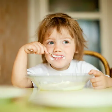 صورة لطفل يأكل الزبادي باستمتاع