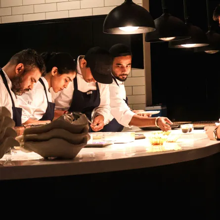 يعد دليل ميشلان مرجعًا عالميًّا مرموقًا لتقييم المطاعم. الصورة من موقع  unsplash