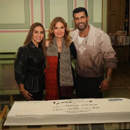 محمد سامي برفقة يسرا في كواليس قلب شمس- الصورة من صفحته على فيسبوك