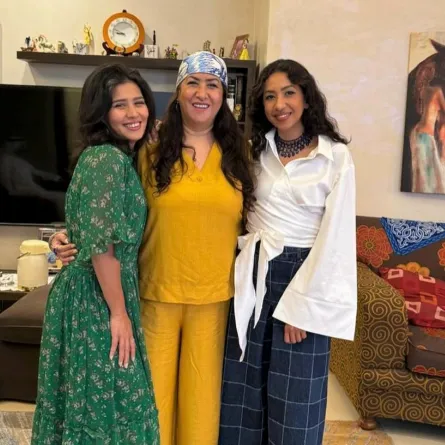 أماني الجميل تتوسط ابنتيها- الصورة من حسابها على الانستغرام