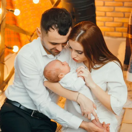 صورة لعائلة سعيدة بمولودها