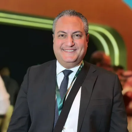 الإعلامي طاهر بركة مذيع أخبار أول في قناة العربية