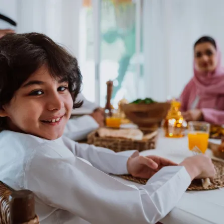 صورة طفل على مائدة الطعام في رمضان