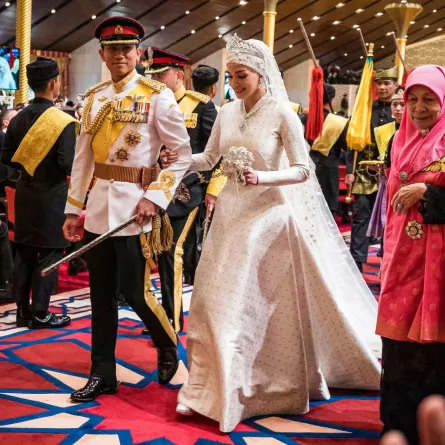 الأمير عبد المتين وأنيشا روزناه في إستانا نور الإيمان في عاصمة بروناي بندر سيري بيغاوان (Prince Abdul Mateen and Anisha Rosnah at Istana Nurul Iman in Brunei's capital Bandar Seri Begawan). مصدر الصورة: IQBAL DATO HJ SELAMAT / AFP