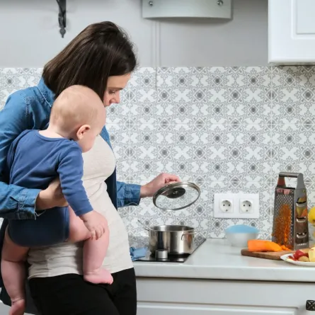 صورة أم تسلق الطعام للمولود