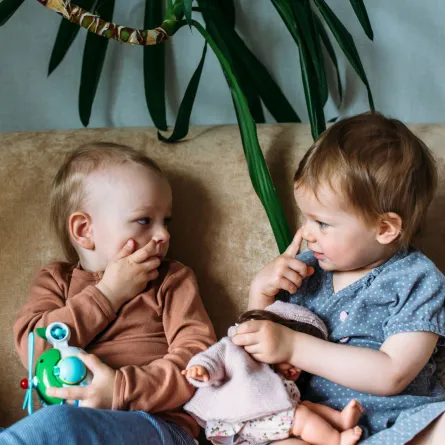 صورة أطفال صغار يلعبون بالدمى