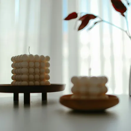 لقطة مقربة لشمعتين على الطاولة