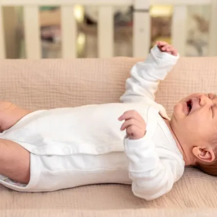 صورة لطفل ترفرف يداه وقدماه