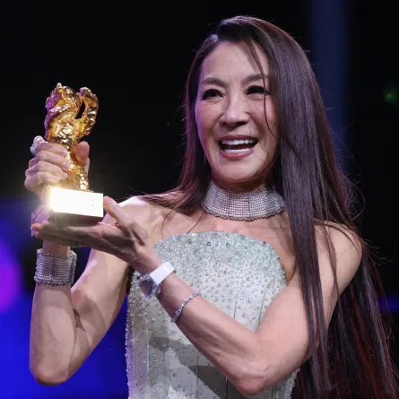 ميشيل يوه بعد حصولها على جائزة الدب الذهبي الفخرية خلال حفل افتتاح مهرجان برلين السينمائي الدولي السادس والسبعين - مصدر الصورة Photo by AFP