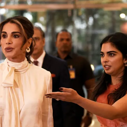 الملكة رانيا العبدالله وإيشا أمباني في مركز نيتا موكيش أمباني الثقافي (Queen Rania Al Abdullah and Isha Ambani at the Nita Mukesh Ambani Cultural Centre). مصدر الصورة: Indranil Aditya/NurPhoto via Getty Images