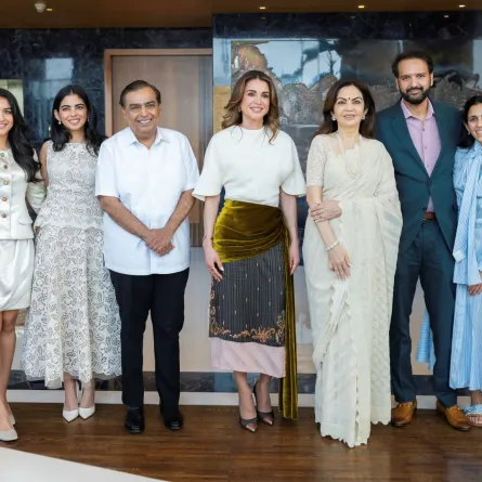الملكة رانيا مع السيد موكيش أمباني والسيدة نيتا موكيش أمباني، مومباي، الهند. مصدر الصورة: Royal Hashemite Court