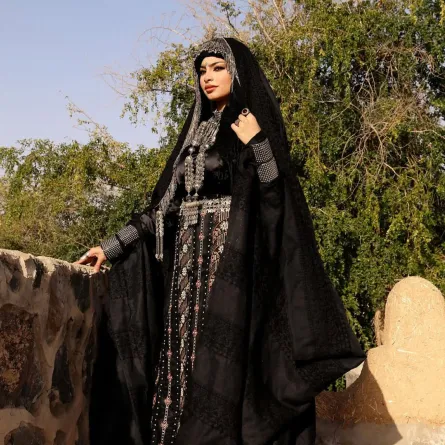 المدونة منى شيخ بالعباية التراثية في يوم التأسيس السعودي- الصورة من صفحتها على انستغرام