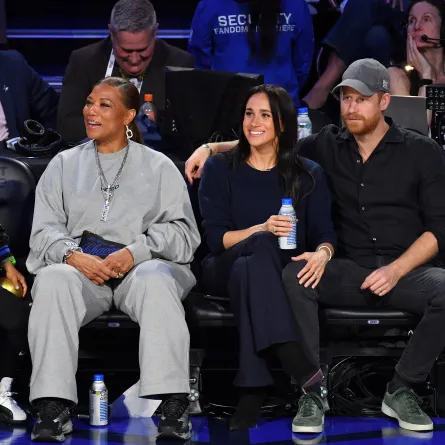 الأمير هاري وميغان ماركل وكوين لطيفة Prince Harry, Meghan Markle and Queen Latifah From the 75th NBA All-Star Game - مصدر الصورة ALLEN BEREZOVSKY / GETTY IMAGES NORTH AMERICA