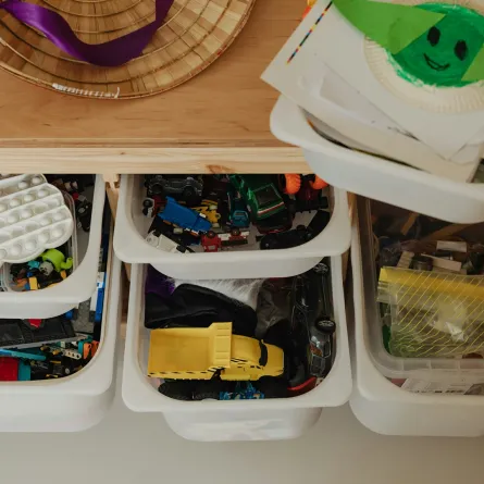 ألعاب الأطفال منظمة داخل صناديق بلاستيكية