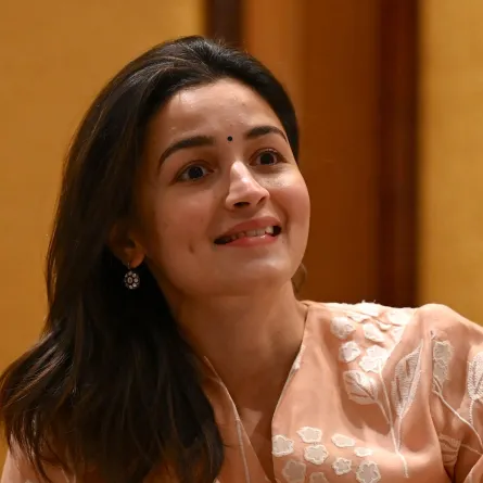 عليا بهات في مومباي (Alia Bhatt in Mumbai). مصدر الصورة: Sujit JAISWAL / AFP