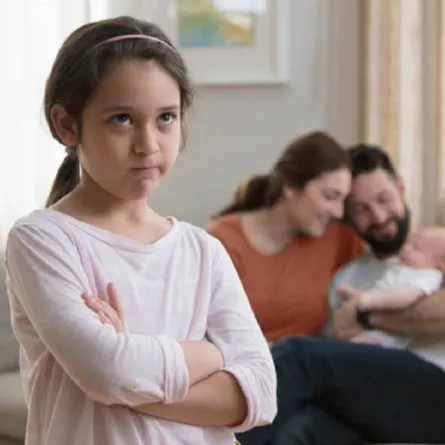 صورة لأخت تشعر بالغيرة من المولود 