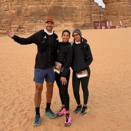 لجين الرفاعي مع زوجها محمد دخيل وابنتهما أميليا خلال سباق "درب العلا 2026"