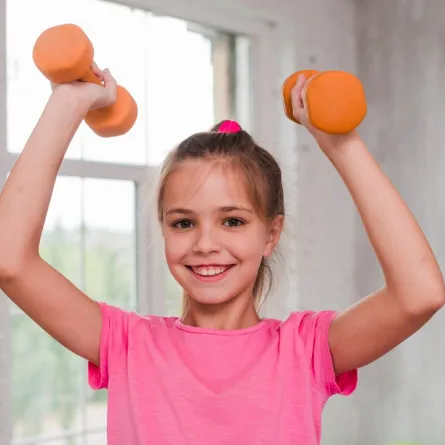 صورة لطفلة تحمل أثقالا تناسب عمرها