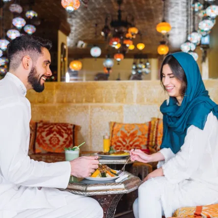 زوجة تتناول طعام الإفطار مع زوجها ويبدو أنهما سعداء 