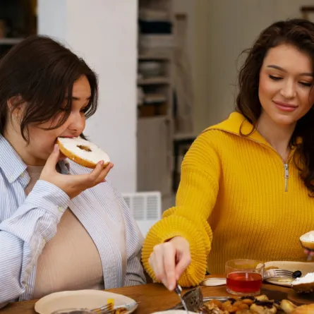 صورة لحامل تتناول طعامها