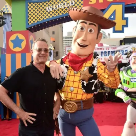 توم هانكس خلال حضور عرض الجزء الرابع من Toy story - Tom Hanks attends the world premiere of Disney and Pixar's TOY STORY Alberto E. Rodriguez/Getty Images for Disney/AFP (Photo by Alberto E. Rodriguez / GETTY IMAGES NORTH AMERICA / Getty Images via AFP)