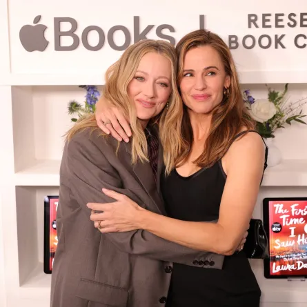 جودي غرير وجينيفر غارنر في ويست هوليوود، كاليفورنيا (Judy Greer, Jennifer Garner in West Hollywood, California). مصدر الصورة: Frazer Harrison/WireImage