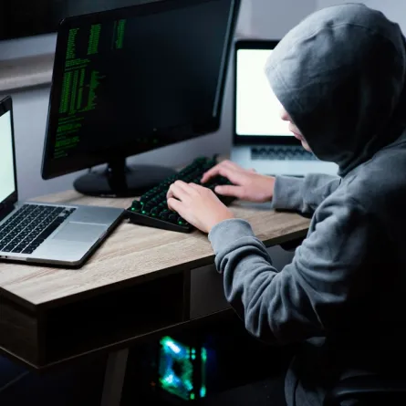 طرق استدراج المراهق للابتزاز الإلكتروني 