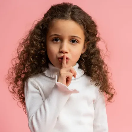 صورة طفلة تكتم السر