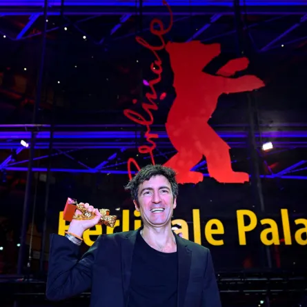 المخرج إيلكر كاتاك (Ilker Catak) الفائز بجائزة أفضل فيلم بمهرجان برلين السينمائي 2026. مصدر الصورة: JOHN MACDOUGALL / AFP