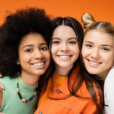 صورة لثلاث مراهقات