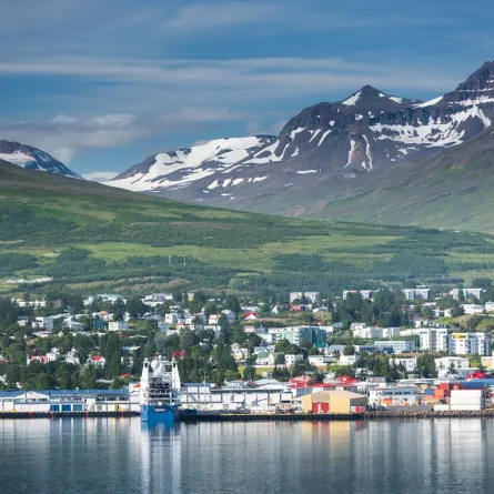 لقطة تظهر المناظر الطبيعية الخلابة في أكوريري بأيسلندا