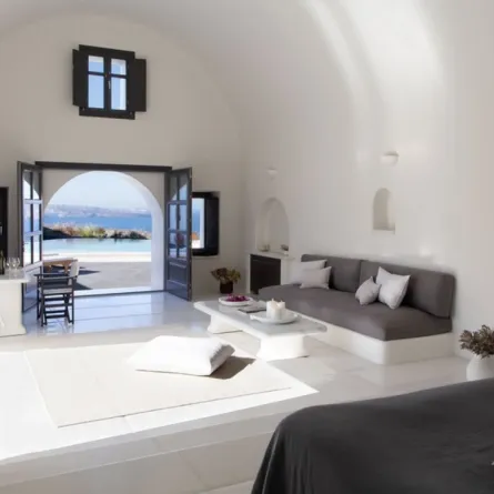  تصميم بسيط وجذاب في فندق بيريفولاز -الصورة من صفحة perivolashotel الرسمية على إنستغرام 