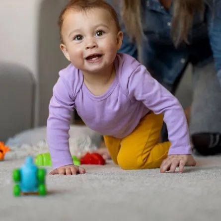 صورة تعبر عن طفل سعيد باللعب