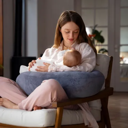 صورة لأم ترضع مولودها