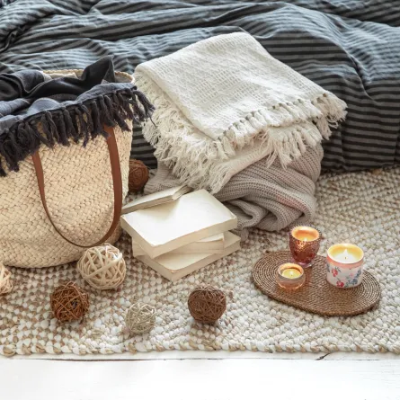 غرفة منزلية مع شموع