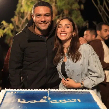 آسر ياسين ودينا الشربيني احتفالًا بانتهاء التصوير- الصورة من صفحة الشركة المنتجة على فيس بوك