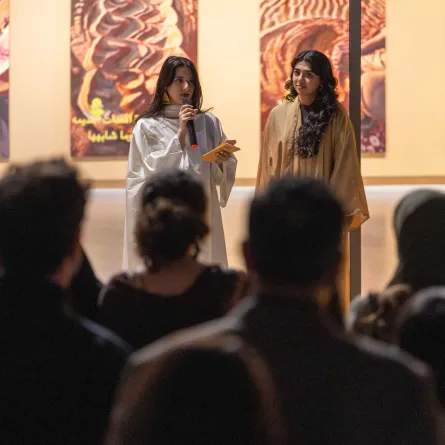 الفنانة عهد العمودي على اليسار وبجوارها القيّمة أمل العلي في افتتاح معرض عهد العمودي: قبلة شمس (الصورة من مؤسسة الشارقة للفنون)