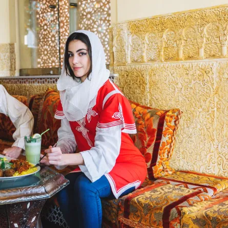 زوجان يتناولان طعام الإفطار