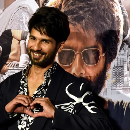 شاهيد كابور خلال افتتاح فيلمه Kabir Singh في مومباي Shahid Kapoor gestures as he poses for photographs during the trailer launch of the upcoming Hindi film 'Kabir Singh' in Mumbai - مصدر الصورة Sujit Jaiswal / AFP)