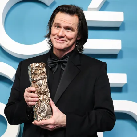 جيم كاري Jim Carrey مع جائزة سيزار الفخرية - مصدر الصورة: ALAIN JOCARD / AFP