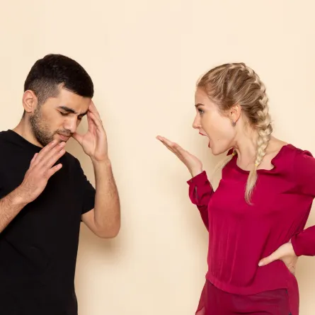 حلم الشجار مع شخص أعرفه -مصدر الصورة: Freepik by KamranAydinov