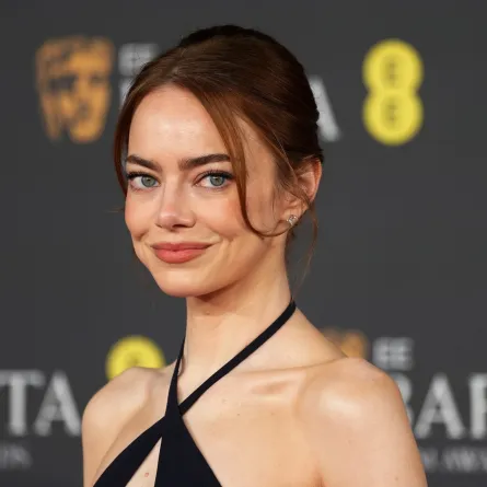 إيما ستون Emma Stone في حفل توزيع جوائز البافتا 2026 (مصدر الصورة: Dominic Lipinski/Getty Images)